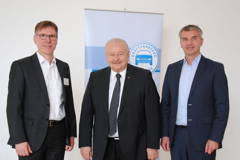 Hatten zum Kamingespräch geladen, um über das kommende Jahr zu sprechen: (v.li.) Stefan Knapp (Chef von Fuchs Schmierstoffe), ZDK-Präsident Jürgen Karpinski und Ralph Rheinboldt, Vorstandsmitglied Fuchs Petrolub. (Baeuchle/»kfz-betrieb«)