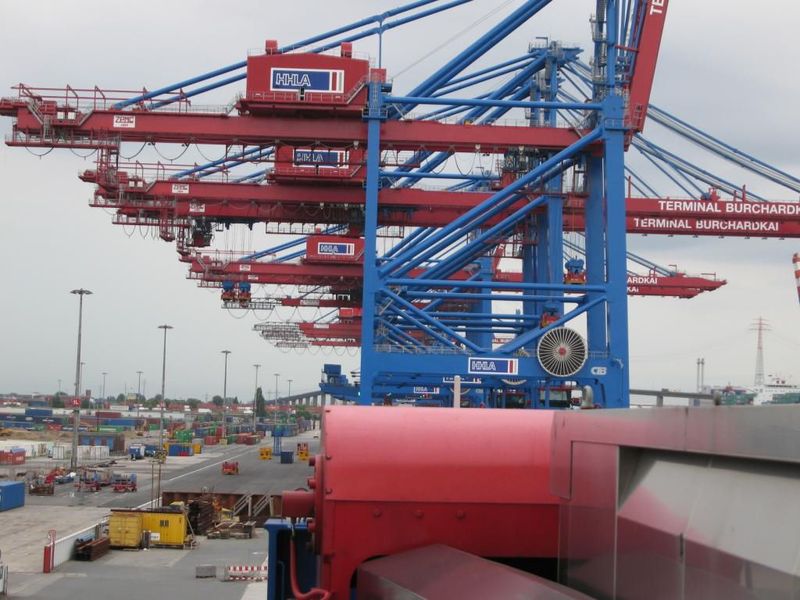 Auch unter den Schiffsentladekranen sowie im Übergabebereich zum Automatiklager bietet die Symeo LPR-Technik eine zuverlässige Positionsverfolgung der Straddle Carrier. Bild: Symeo (Archiv: Vogel Business Media)