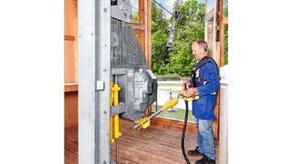 Die Seilkrananlage: Hier mit elektrischer Doppelwinde und tragbarem Steuergerät. (Ott Hydromet)