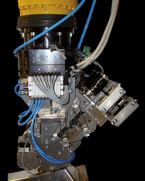 Legekopf zum zeitgleichen Ablegen mehrerer Rovings: Ausgelegt zum zeitparallelen Ablegen von bis zu vier Rovings ermöglicht der Legekopf Ablegebreiten von 3 bis 60 mm pro Bahn. Jeder Roving wird von einem getrennt angesteuerten Motor angetrieben. (Bild: WBK)