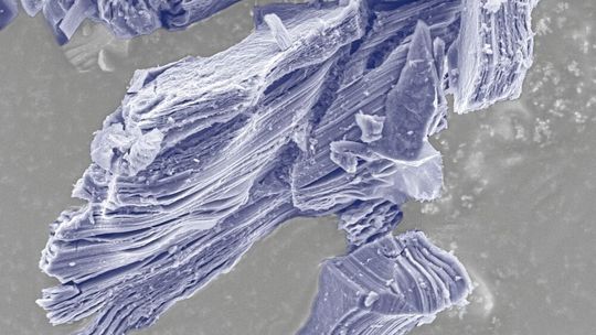 Die zweidimensionalen MXene werden aus kristallinen keramischen MAX-Phasen geätzt und können eine Vielzahl von Zusammensetzungen – und somit auch eine Vielzahl von Anwendungen – haben.(Bild:  Empa)