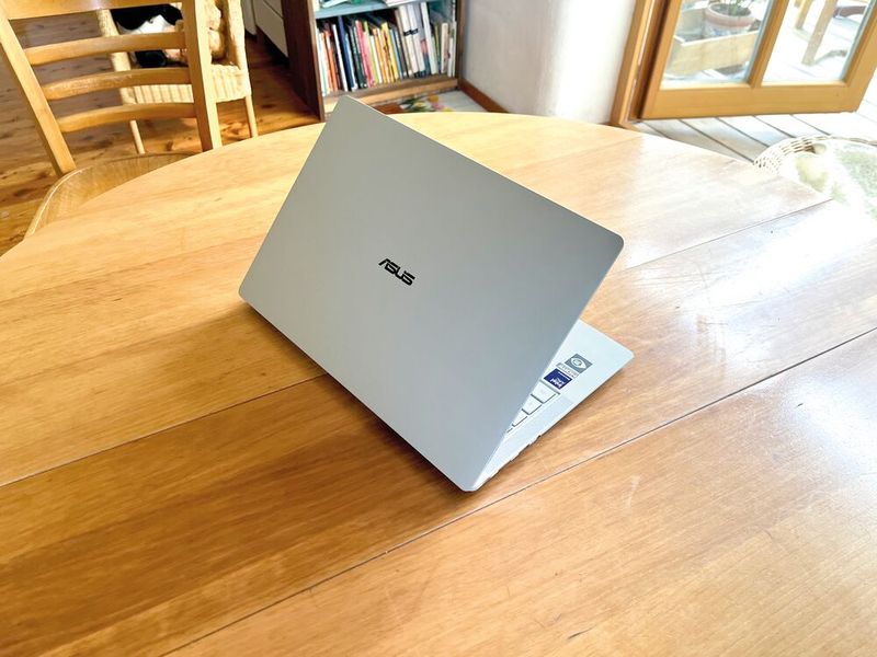 Das Gehäuse des 1-kg-Notebooks besteht aus einer Magnesium-Aluminium-Legierung. Eine Keramik-Beschichtung schützt das Material vor Kratzern. (Bild: Vogel IT-Medien)
