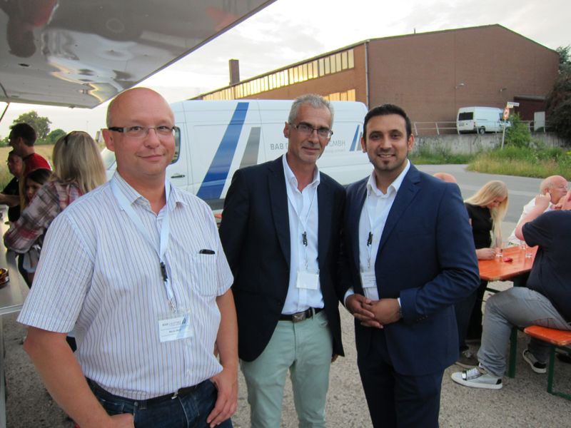 Diese Jungs stehen auf LED (v. l.):  Mario Wolf und Miguel Gomez, BAB, mit Jari Sabir, Samsung (Bild: IT-BUSINESS)