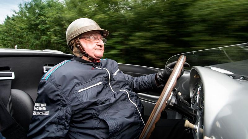 Mit über 90 noch am Steuer eines Rennwagens: Hans Herrmann beim Solitude Revival 2020. (Bild: Porsche AG)