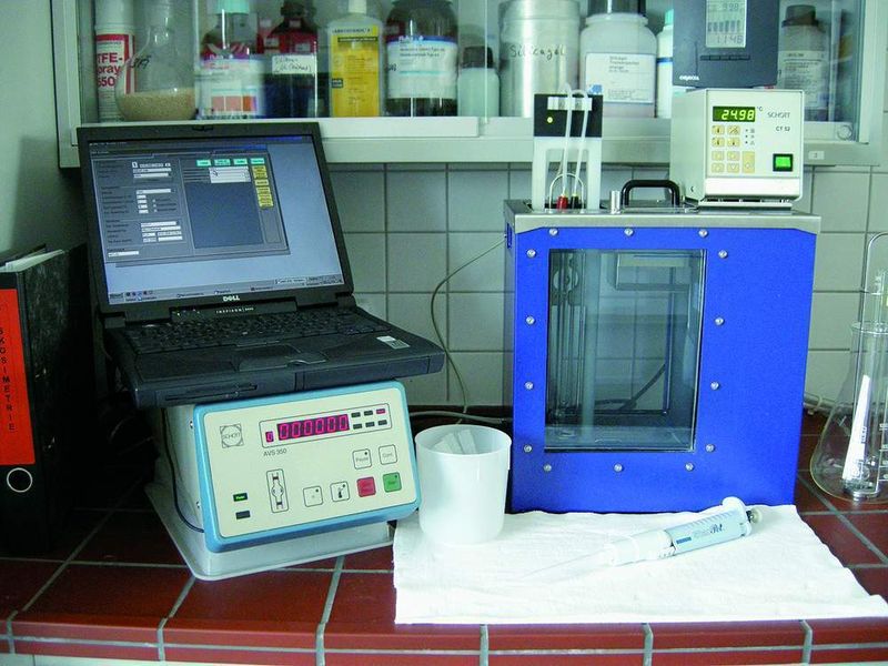 2 Messplatz am Zentrum für Bucherhaltung mit einem Viskositätsmessgerät AVS 370 und Durchsicht-Thermostat CT 53. (Archiv: Vogel Business Media)