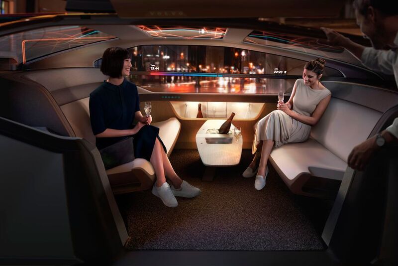 Die Möblierung ist variabel und reicht von einer Art Lounge mit je zwei gegenüberliegenden Sesseln...  (Volvo)