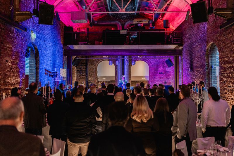 Volkan Weissenberg begrüßt die Gäste. (Bild: BenQ)