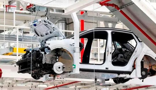 Nach der Ankündigung vor Monaten, geht die Kooperation zwischen Volkswagen und Rivian jetzt in die praktische Phase ...(Bild:  dpa)