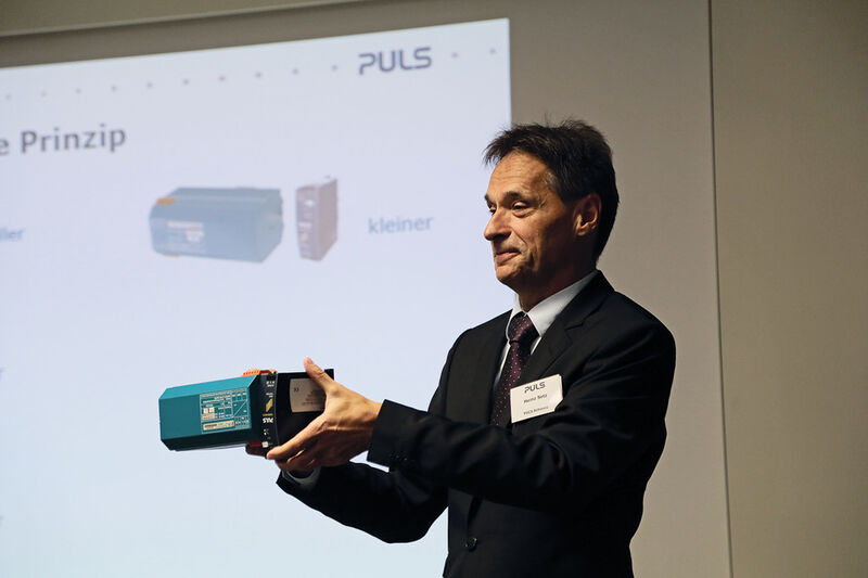 Heinz Setz, le directeur de la succursale suisse de Puls Electronic GmbH montre l'évolution des gammes en terme de miniaturisation, et ce n'est pas fini... (Image: JR Gonthier)