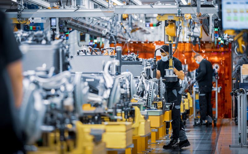In der Aggregate-Endmontage versorgen fahrerlose Transportsystemen die Mitarbeiter mit den benötigten Bauteilen. (Daimler)