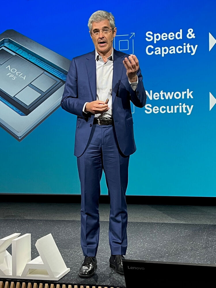 Rafael de Fermin, Nokia, präsentiert die neue Line Card für 800G. 