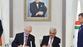 Rovnag Abdullayev (right), President of Socar met with a delegation of Turkey’s Tekfen Holding led by Murat Gigin (left), Chairman of the Board and Cahit Oklap, President of the Group Companies. (M. Ragimov / Socar)