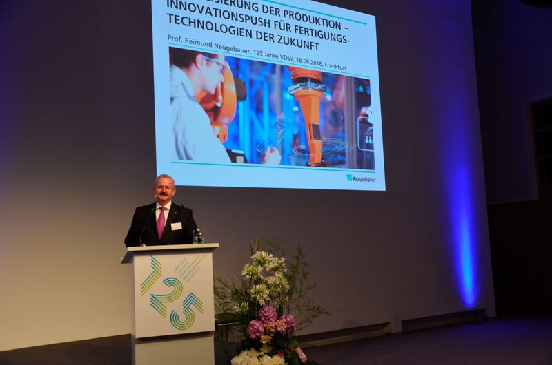 Prof. Neugebauer zeigte in seinem Vortrag zum 125. Geburtstag des VDW die Herausforderungen der Digitalisierung der Produktion auf. Dabei ging er besonders auf Daten als Kern und Ressource intelligenter Produktion ein: „Wir sind derzeit dabei, einen sicheren Industrial Data Space aufzubauen. Auch wenn die Infrastrukturen noch nicht fertig sind, sollten Sie sich heute schon mit dem Thema beschäftigen!“ (Jablonski)
