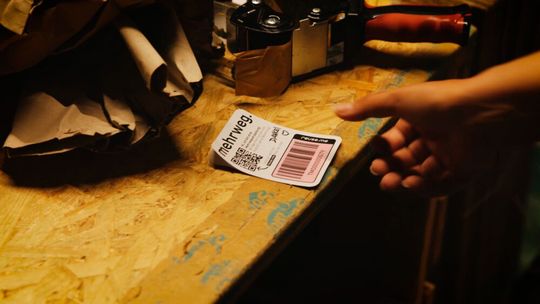 Umweltfreundlichen Versand „ohne Kompromisse“ verspricht die Partnerschaft zwischen dem Start-up Reuse me und dem Öl-, Essig- und Spirituosenhändler Vom Fass.(Bild:  Reuse me)