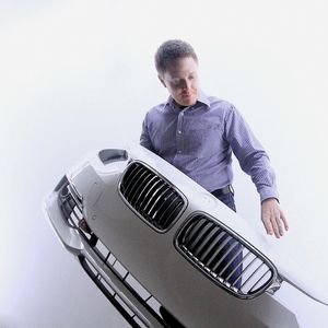 Mit einem Fingerzeig leitet der Qualitätsprüfer den Fehler im Lack an das Prüfsystem weiter. Innovationen wie diese sollen möglichst schnell von der Forschung in die Praxis gelangen.