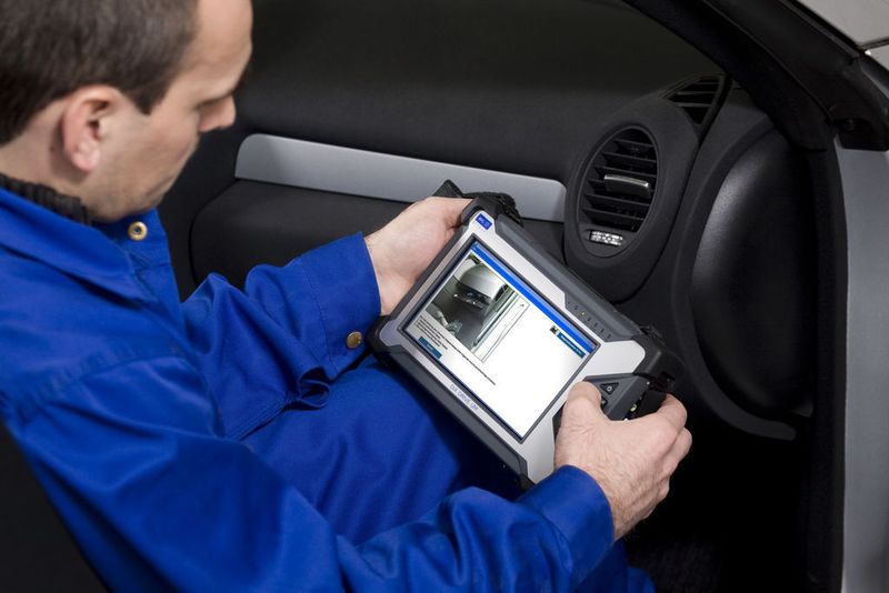 Der Tester ermöglicht dem Anwender mittels eines Fünf-Wege-Tasters die Bedienung mit nur einer Hand.  (Foto: AVL)