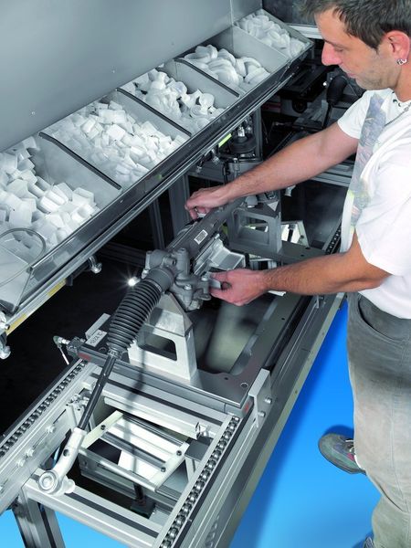 Bild 4: Die Stabilität des Transfersystems bietet die Möglichkeit, Montagetätigkeiten direkt auf dem Werkstückträger am Band auszuführen.  Bilder: Bosch Rexroth (Archiv: Vogel Business Media)