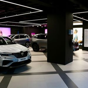 Der Showroom wurde nach Renaults neuer CI „NewR“ umgebaut, die der Hersteller gerade global ausrollt.(Bild:  Renault)