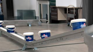 Für eine Förderstrecke für Mozzarella-Verpackungen verwendet Zott das Kettenfördersystem Varioflow plus von Bosch Rexroth mit Komponenten aus Edelstahl.  (Bild: Heldele Automation )