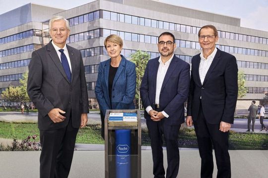 Roche Verwaltungsratspräsident Prof. Christoph Franz gemeinsam mit Ann Costello, Globale Leiterin Roche Diagnostics Solutions, Klaus Holetschek, Bayerischer Gesundheitsminister für Gesundheit und Pflege und Claus Haberda, Roche Deutschland Geschäftsführer (v.l.) mit dem Grundstein für das neue Diagnostik-Forschungsgebäude von Roche in Penzberg.(Bild:  Roche Diagnostics)