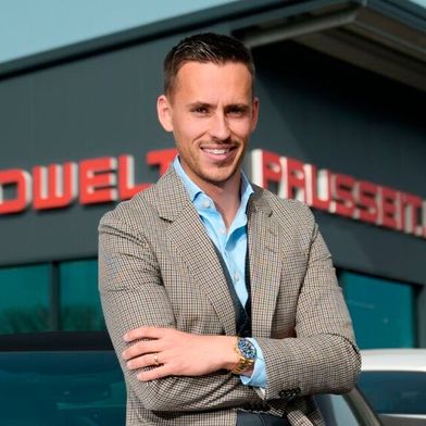 Bei Matthias Prusseit gehen auch erfolgreiche Autohändler gerne zur Schule: Der freie Autohändler verfolgt den Ansatz „weniger ist mehr“ und setzt auf Profit statt Umsatz. (Bild: Autowelt Prusseit)