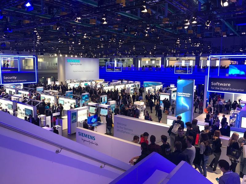 In Blau getaucht: Der Siemensstand in Halle 11.  (U. Drescher/konstruktionspraxis)