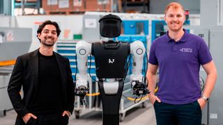 Treiben die Skalierung humanoider Robotik in der Intralogistik voran (v.l.): Melvin Schwarz (CEO Nucleus Robotics) und Julian Ruwe (Teamleiter Vertriebsinnendienst RBTX bei Igus). (Bild: Igus)