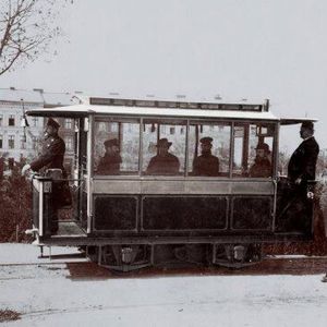1881 - die erste Elektrische Strassenbahn in Berlin: Nicht zuletzt das dynamoelektrische Prinzip war ein Grundstein dafür, dass Siemens seine Idee, Straßenbahnen über die Schienen mit Strom zu versorgen, anstatt sie von Pferden ziehen zu lassen, auch technisch umsetzen konnte. (Bild:  Siemens)