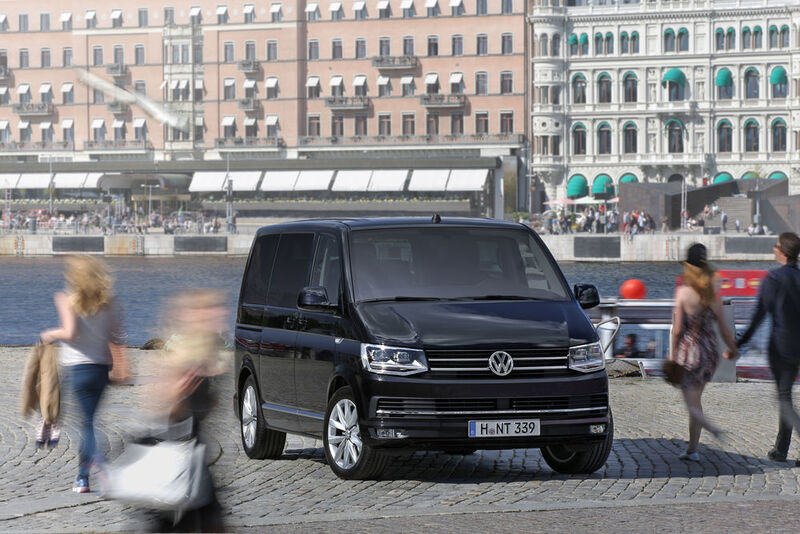 Das Modell Business markiert die Spitze der Multivan-Baureihe und bietet höchsten Komfort für Geschäftsreisende. Mit dem stärksten 2,0-l-Turbodiesel (150 kW/204 PS) und zweifarbiger Metallic-Lackierung kostet er rund 103.000 Euro. (Volkswagen)