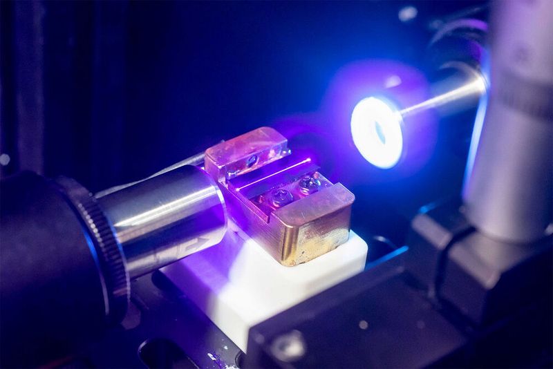 Im Teststand vom Q.ANT lassen sich die Lichtkanäle überprüfen.  (Trumpf)