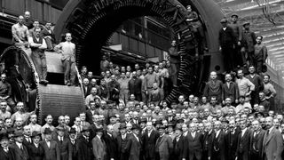 Für das 1924 in Betrieb genommene Walchenseekraftwerk, damals größten Speicherkraftwerks der Welt, entstanden im Dynamowerk imposante Einphasen-Generatoren. (Siemens)