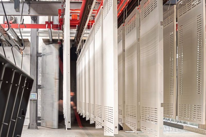 Im voluminösen Pulverlacktrockner können fünf Traversen gleichzeitig eingebrannt werden. (Bild: Meeh)