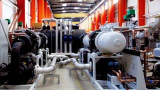 Technotrans SE setzt in Zukunft auf Know-how von gwk Gesellschaft Wärme-Kältetechnik. Hier ein Blick auf die zentrale Tiefkälteanlage mit einer Kühlleistung von 2250 Kilowatt. Sie kühlt auf - 10 Grad Celsius. (gwk)