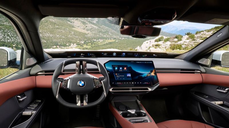 Der 3er bekommt auch das neue Inneraumkonzept „Panoramic-iDrive“ mit großem Zentraldisplay (hier ist allerdings das Cockpit des i3 abgebildet). (Bild: BMW)