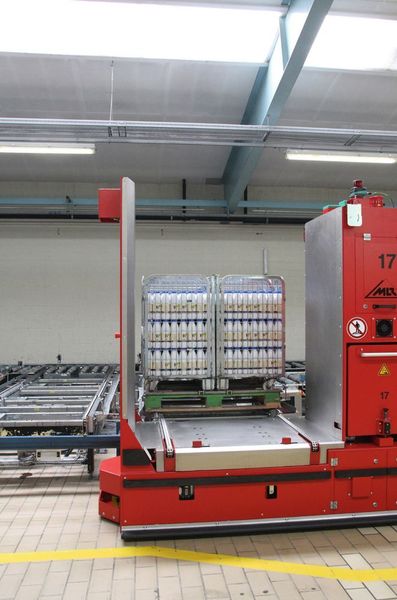 An den Förderstrecken werden die Paletten selbstständig abgegeben und aufgenommen. (MLR)