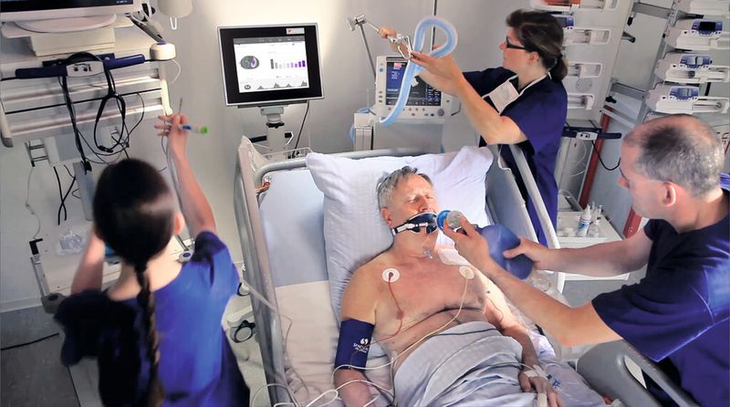 Mit dem inzwischen zugelassenen Swisstom BB2 des Schweizer Start-ups Swisstom überwacht intensivmedizinisches Personal die Lungenfunktion beatmeter Patienten kontinuierlich und in Echtzeit. (Bild: Swisstom)