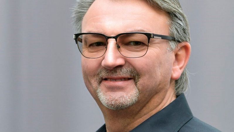 Martin Bitsch sieht die zunehmenden Eingriffe und Reglementierungen durch den Staat zugunsten des Klimaschutzes für das Kfz-Gewerbe sehr kritisch. Martin Bitsch sieht die zunehmenden Eingriffe und Reglementierungen durch den Staat zugunsten des Klimaschutzes für das Kfz-Gewerbe sehr kritisch.