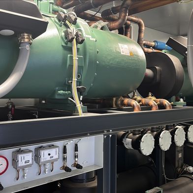 Energiesparende Kältetechnik von L&R bei Egeplast, Greven im Einsatz. Die Kälteversorgung ist auf vier identische Kältemaschinen mit je 550 kW Kühlleistung aufgeteilt. Beim Kältemittel fiel die Entscheidung auf Propan (R 290). (Bild: L&R Kältetechnik)