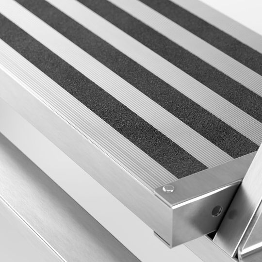 Für seine Stufen und Podeste bietet Hailo optional die Rutschhemmung der Klasse R13 (die höchste Klasse mit einem sehr großen Haftreibwert) an.(Bild:  Hailo)