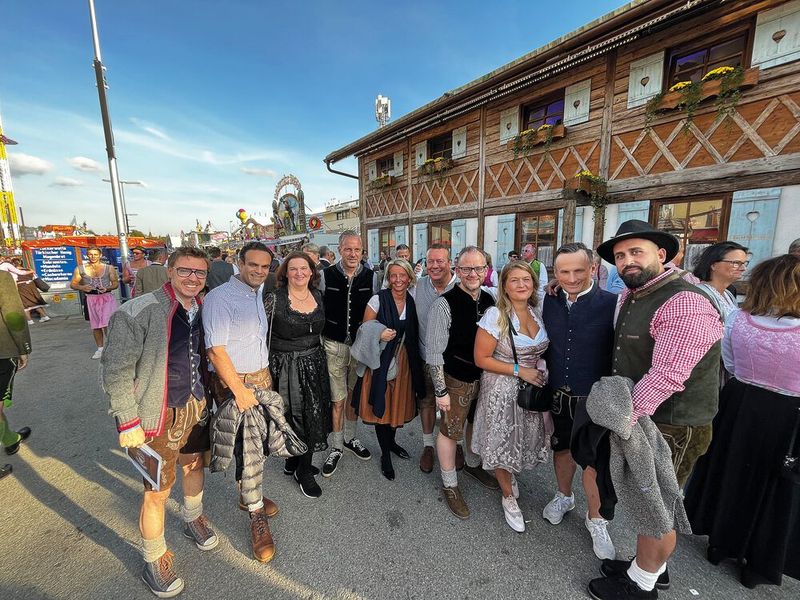 (v. l.) Ronny Drexel und Santosh Wadwa (Fujitsu), Lilli Kos (IT-BUSINESS), Björn Siewert (S&K), Stephanie Steen (IT-BUSINESS), Ralf Schweitzer (GSD), Stefan Wehrhahn (Norton), Sonja Hüsemann und Wojtek Rudko (Samsung) sowie Oktay Cayiroglu (Norton) (Bild: Vogel IT-Medien GmbH)