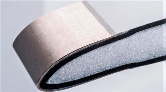 Schnitt durch ein mit Rohacell-Hochleistungsschaum gefülltes Leichtbau-Metallteil. Die hohe Nachfrage verschiedener Branchen macht es nun nötig, dass Evonik seine Rohcell-Produktion in Darmstadt nach 50 Jahren massiv modernisiert. Lesen Sie mehr dazu.(Bild:  Evonik)