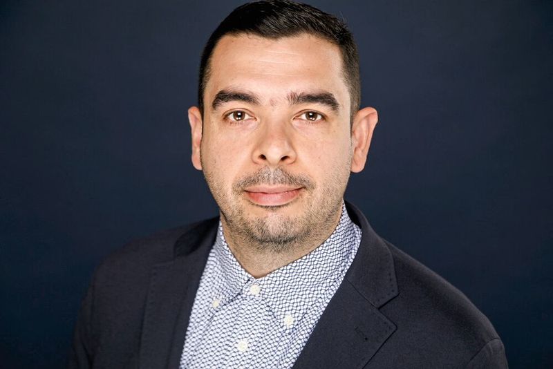 Davide Späth, Teamleiter Einkauf bei Hubl Edelstahltechnik: „Wir haben entschieden, dass wir größere Blechdicken für unsere Produkte zukaufen.“ (Bild: Hubl)