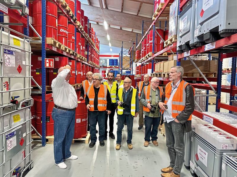 Chez Geiger SA, les journalistes se laissent guider par Charles Krebs, CEO à travers les rayonnages de lubrifiants et solvants industriels. (Source : MSM)