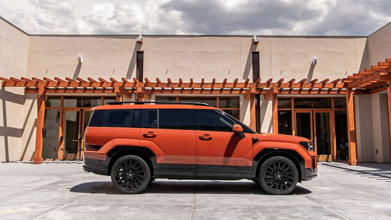 Über den stattlichen Rädern kleben an der Karosserie kantig herausgearbeitete Radkästen. (Bild: Hyundai)