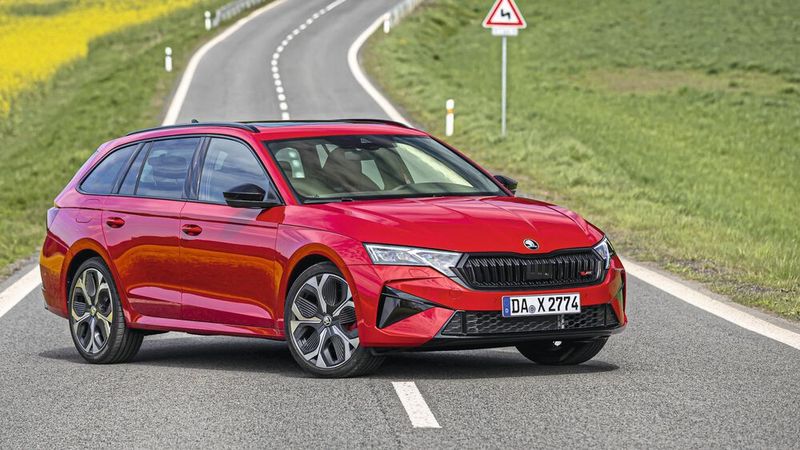 Unter der Haube sitzt im Skoda Octavia RS das bewährte, sonor klingende und drehfreudige 2.0-TSI-Aggregat. (Bild: Skoda)