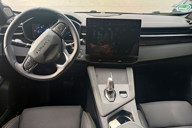 Das Cockpit wirkt hingegen nun aufgeräumter. Zudem verbaut die Geely-Tochter einen größeren Zentralbildschirm. (Bild: Sven Prawitz/Vogel Communications Group)