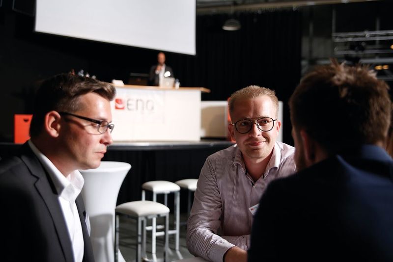 Gespanntes Warten vor dem Forum auf den nächsten Best-Case-Vortrag. (Eno)
