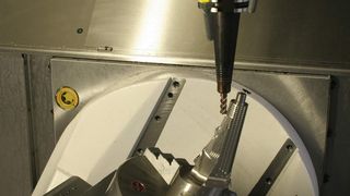 Die Fertigung von Werkstücken wie dieser Oberschenkelraspel aus hoch legiertem Stahl stellt einige besondere Anforderung an die eingesetzten Werkzeugmaschinen. Das Bauteil wird später als Werkzeug für die Chirurgie dienen. (Archiv: Vogel Business Media)