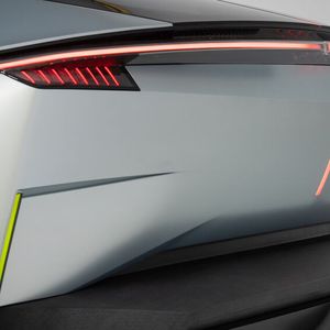 Das Kompass-Achsen-Motiv taucht auch am Heck auf.(Bild:  Opel)