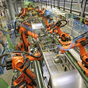 Die Automobilindustrie war 2012 ein wichtiger Auftraggeber: Anlage zum Montieren von Fahrzeugkarosserien.